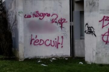 Tag sur les murs de l'université de Nantes menaçant un membre de l'Union Pirate Nantes "sale nègre, t'es cuit !"