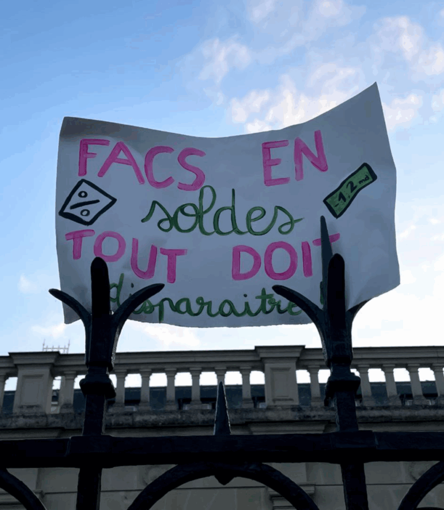 Banderole avec indiqué Facs en soldes tout doit disparaitre