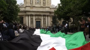 Drapeau palestinien devant la Sorbonne
