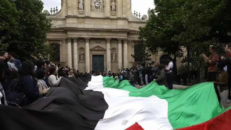 Drapeau palestinien devant la Sorbonne