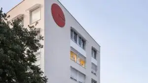 Résidence universitaire du Crous, avec le logo du Crous