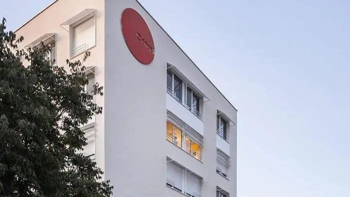 Résidence universitaire du Crous, avec le logo du Crous