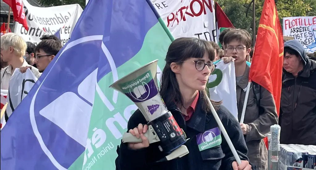 Une militante de l'Union Étudiante mobilisée le 2 octobre 2025 à Paris