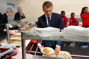 Emmanuel Macron a la cantine