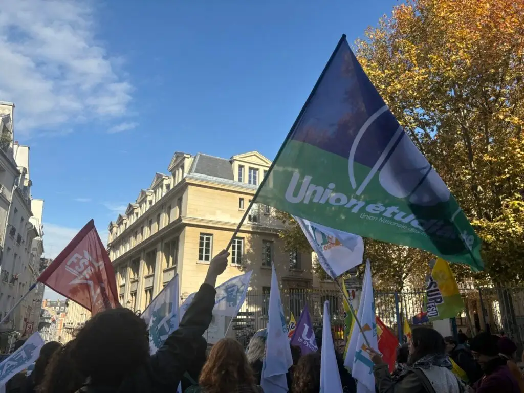 Rassemblement de l'Union Etudiante devant le CNESER pour demander des moyens pour les missions égalités.