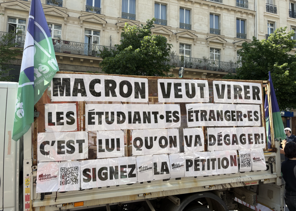 Le camion de l'Union Étudiante lors d'une manifestation organisée par le syndicat contre les frais d'inscription différenciés .